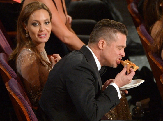 
	
	Brad Pitt rất nhiệt tình giúp đỡ Ellen đi phát đĩa ăn cho mọi người. Những hình ảnh đời thường, bình dị nhất của một ngôi sao đã xuất hiện trên một chương trình tầm cỡ và trang trọng như thế này.